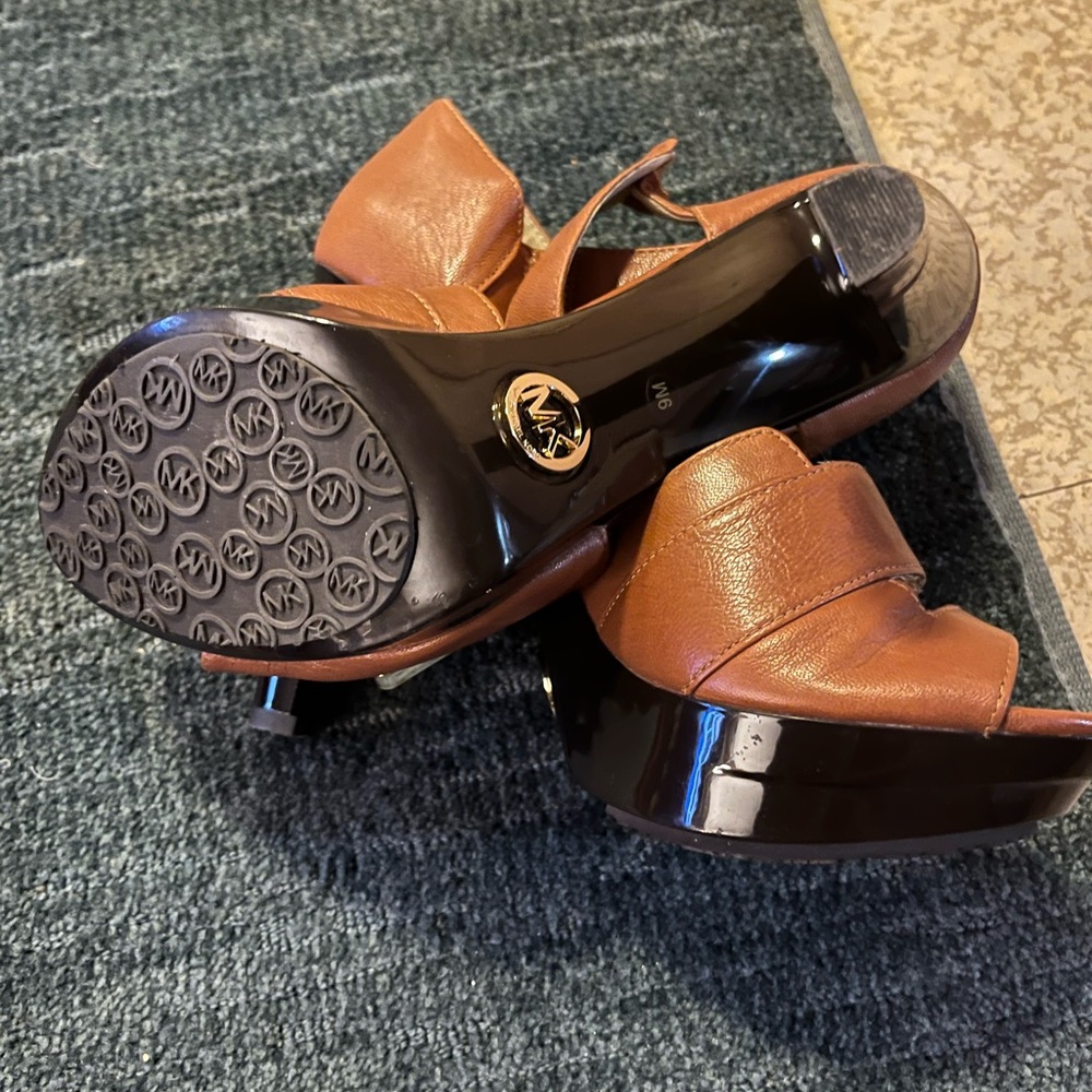 Micheal kors size 9 brown and gold platform heels, very comfortable
